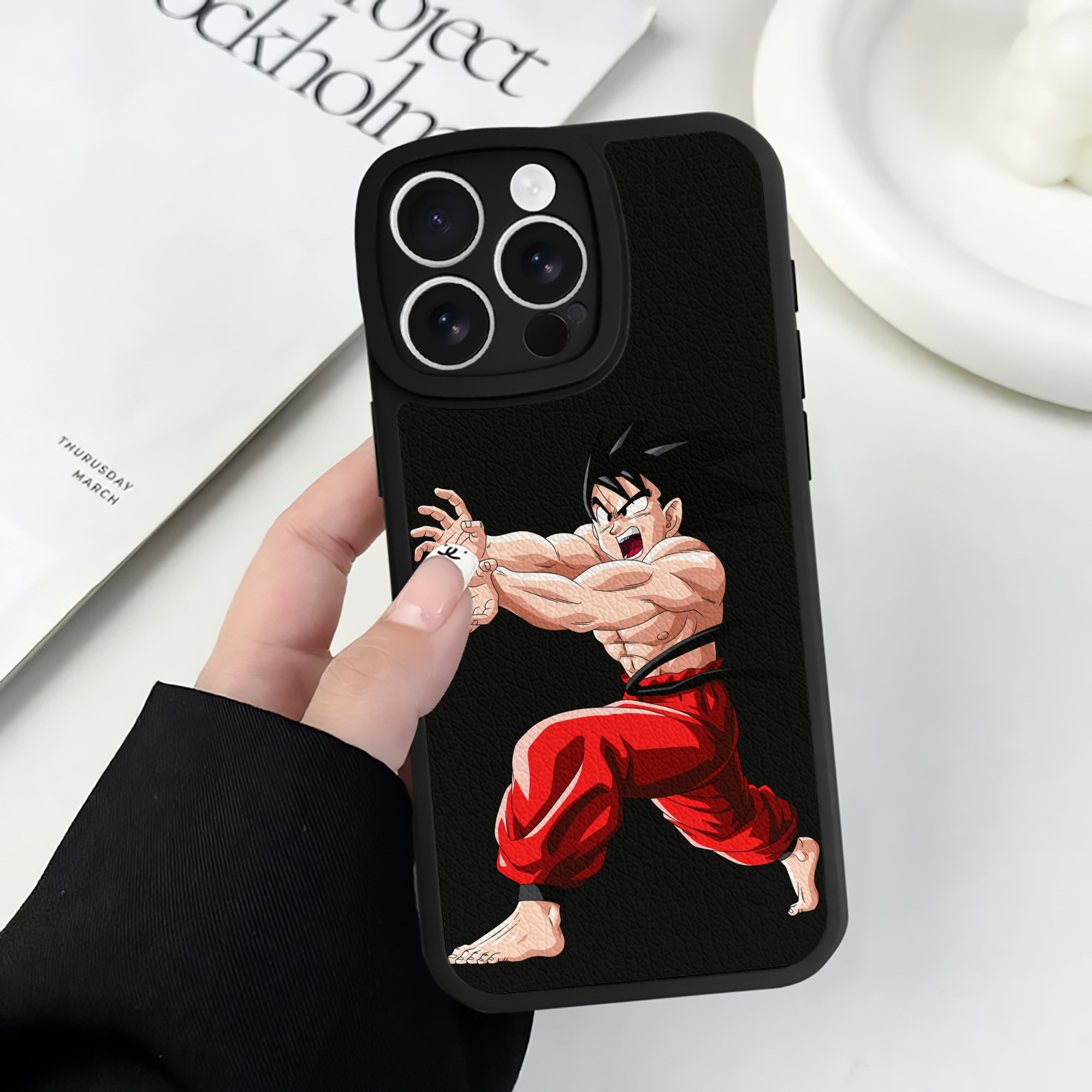 （画像用） ドラゴンボール 孫悟空（そん ごくう）Son Goku カカロット DRAGON BALL Kakarotto 【iPhone 16シリーズ対応】シリコンスマホケース（レザー調） 材質：シリコン
